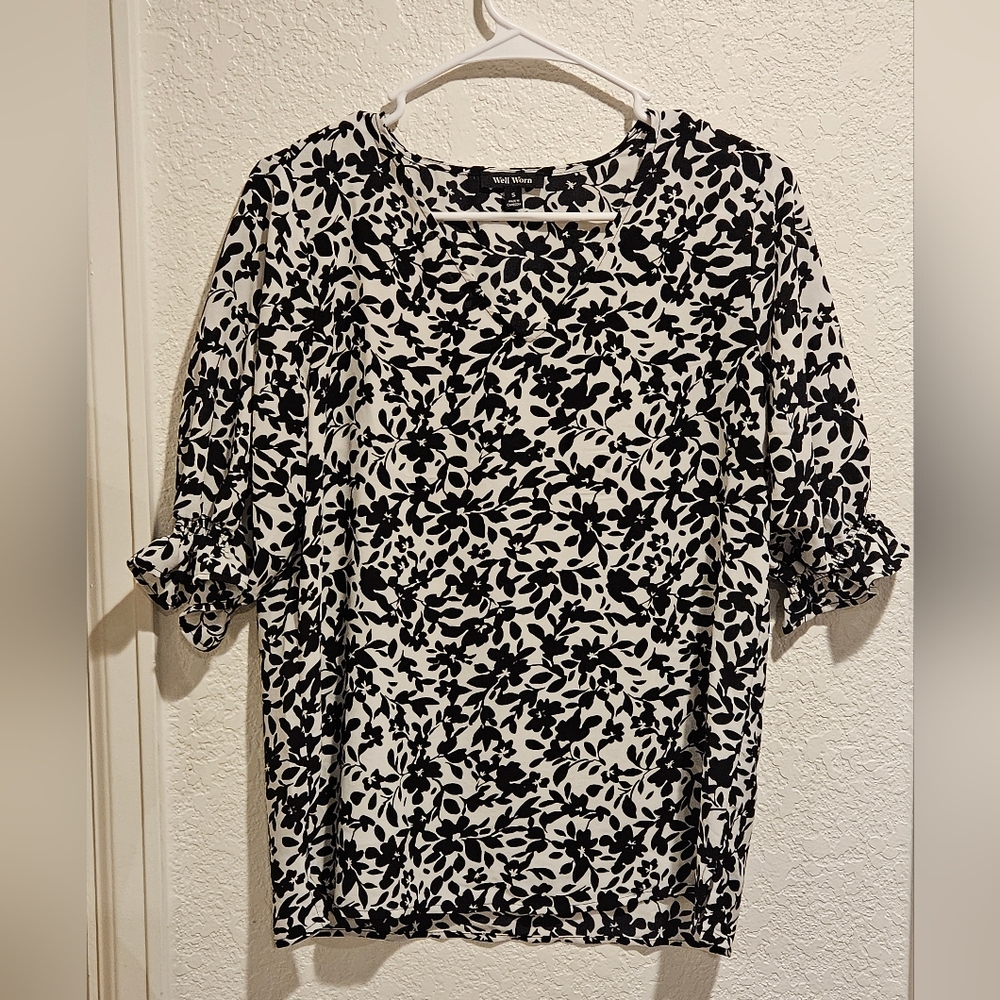 Well Worn Black and White Floral Blouse Size Small